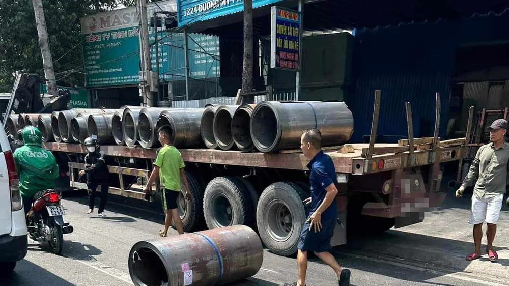 Hiện trường cuộn thép rơi từ container