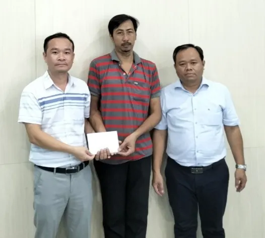 Trao 25 triệu đồng của bạn đọc giúp em Nguyễn Vũ Hải Anh