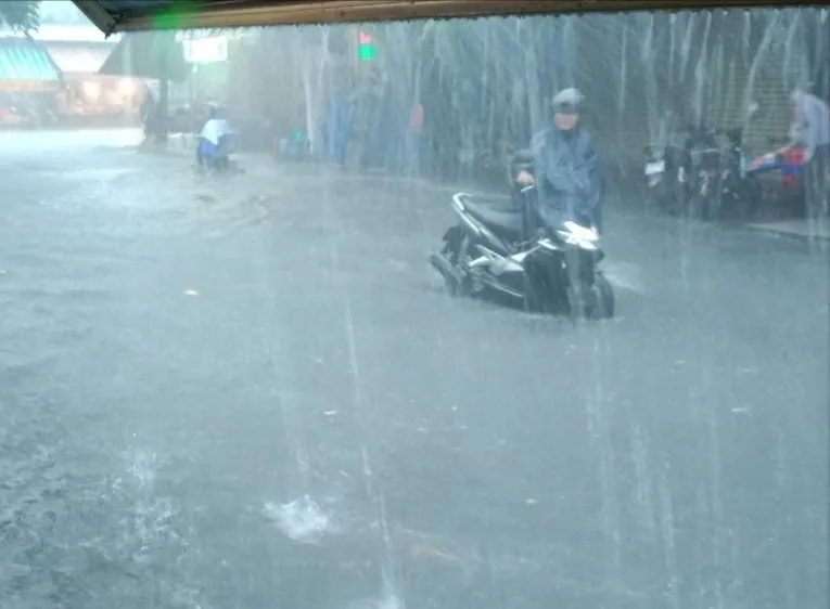 Bình Dương: Mưa lớn gây ngập cục bộ nhiều nơi