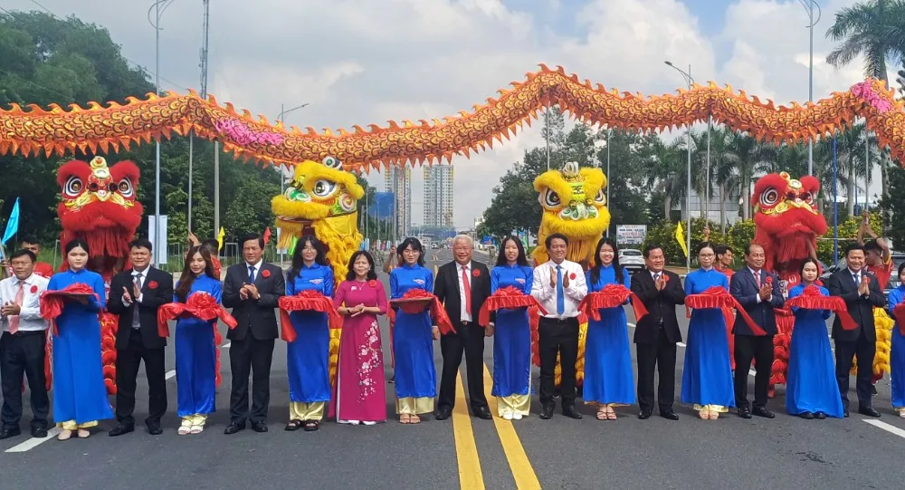Lãnh đạo tỉnh Bình Dương và TP Dĩ An cắt băng khánh thành đường trục chính Đông - Tây