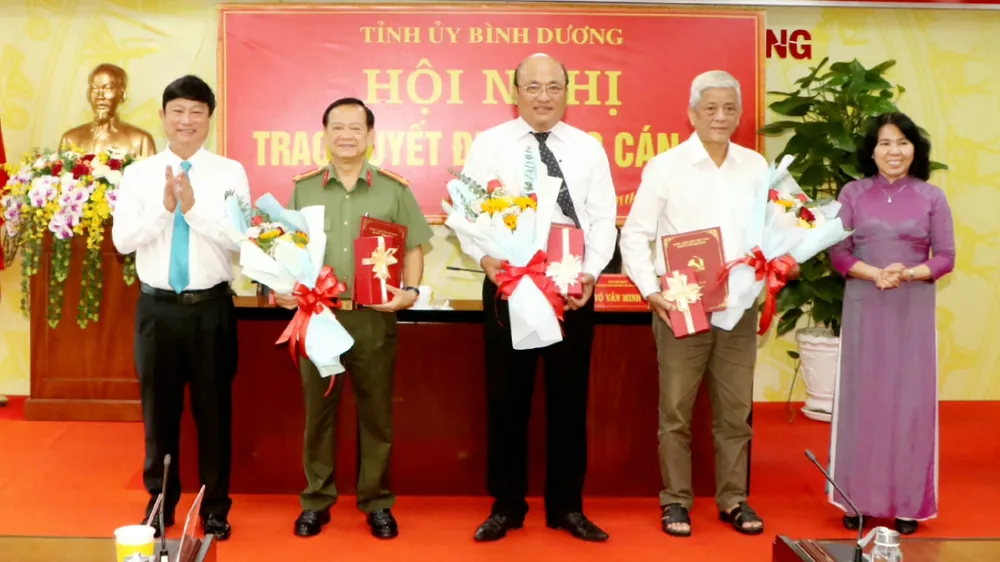 Tỉnh ủy Bình Dương trao quyết định nghỉ hưu cho các cán bộ