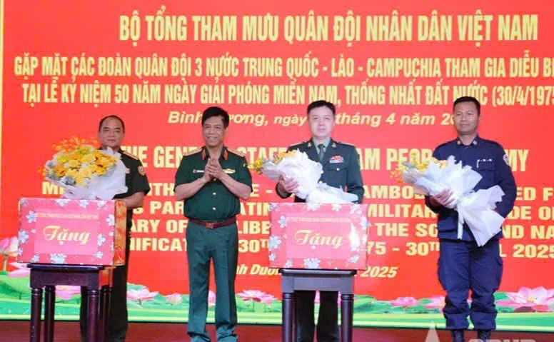 Thượng tướng Nguyễn Văn Nghĩa thăm, động viên các đoàn quân đội nước ngoài tham gia diễu binh 