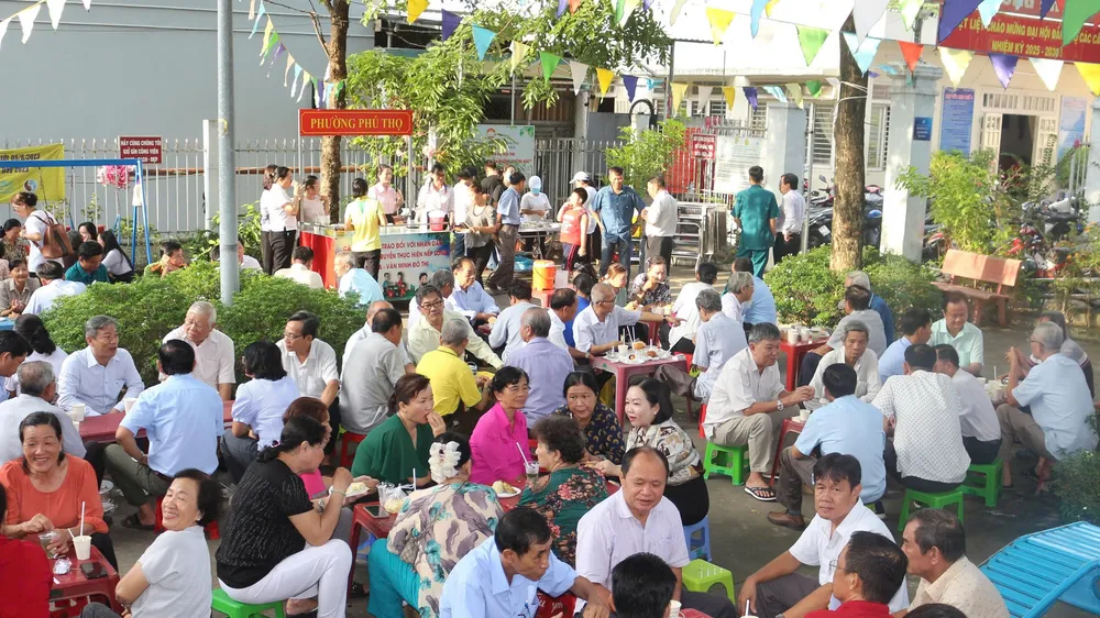 Lãnh đạo phường Thủ Dầu Một, TPHCM: Cà phê, ăn sáng với người dân