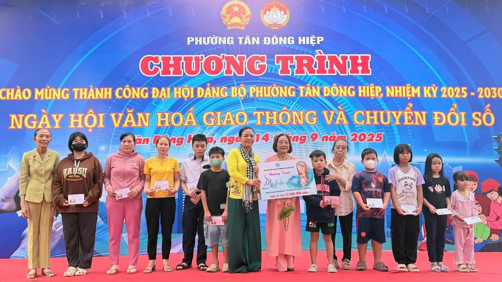 Ban Tổ chức trao giải cuộc thi vẽ tranh thiếu nhi Tân Đông Hiệp gắn với văn hóa giao thông
