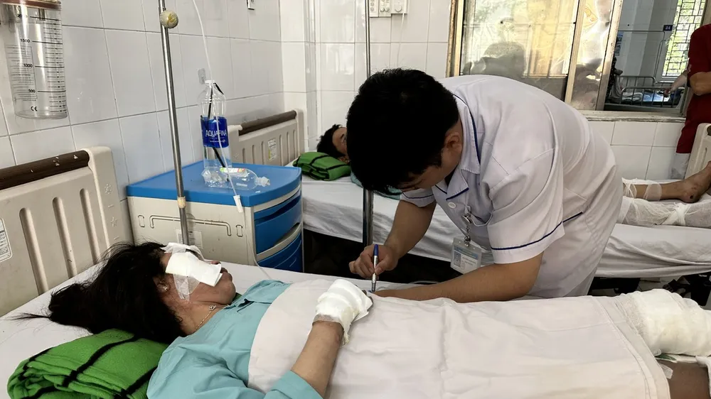 Hai cháu bé bỏng nặng trong vụ cháy xe tiếp tục ghép da