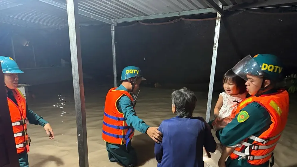 Phường Tân Khánh huy động hơn 160 người hỗ trợ người dân vùng ngập