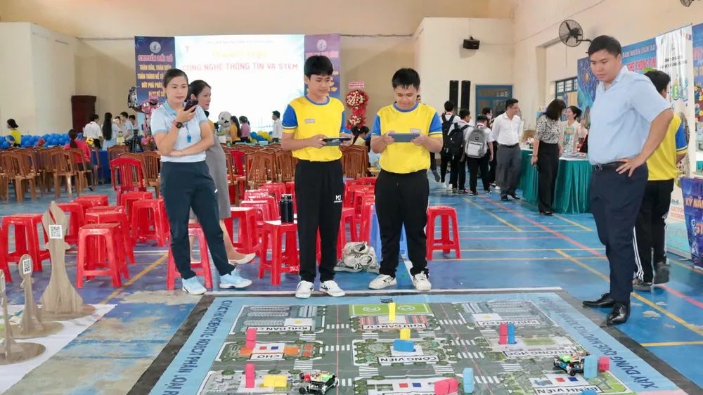 Lan tỏa chuyển tinh thần đổi số, khơi nguồn sáng tạo STEM đến học sinh xã Phú Giáo