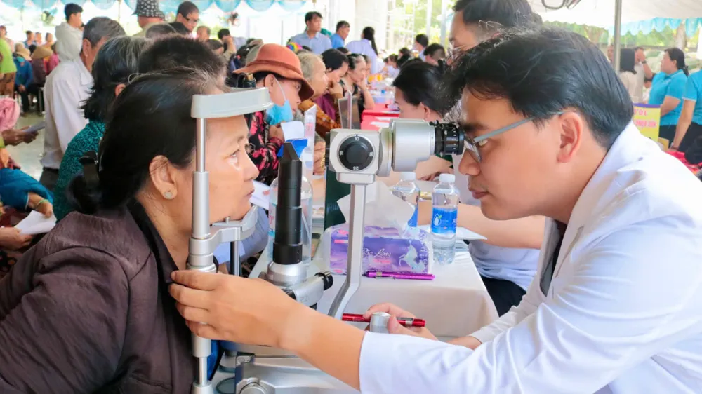 Khám bệnh, tặng quà và trao học bổng mừng Lễ Sen Dolta tại xã Phú Giáo