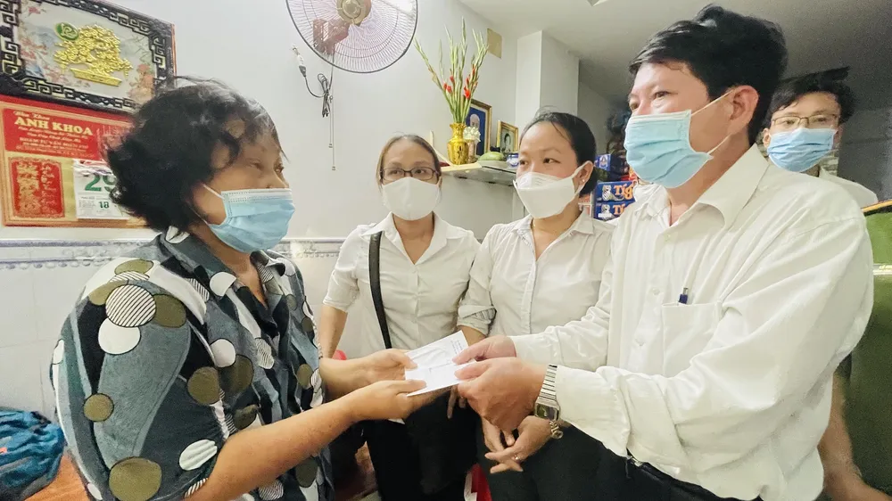 Thăm hỏi gia đình nạn nhân trong vụ cháy 2 người chết