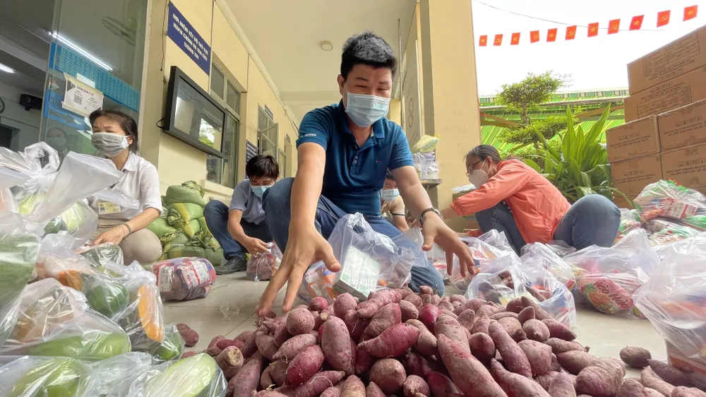 Chung tay chia sẻ cùng người dân khu cách ly