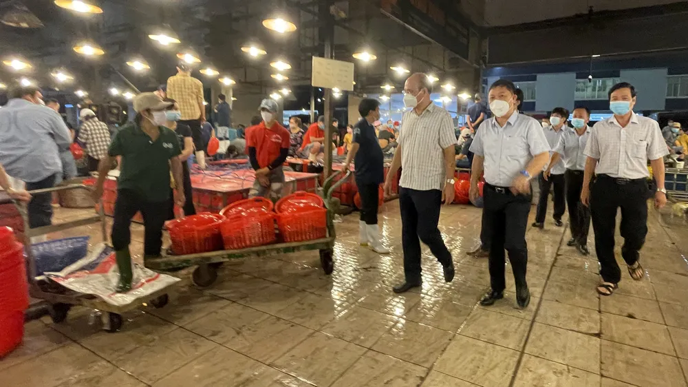Phó Chủ tịch UBND TPHCM Dương Anh Đức kiểm tra đột xuất chợ đầu mối lúc nửa đêm