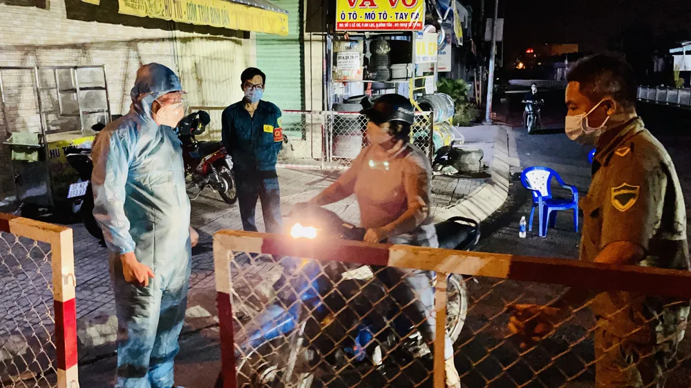 Bí thư Quận ủy quận Bình Tân kiểm tra lập chốt phong tỏa 3 khu phố