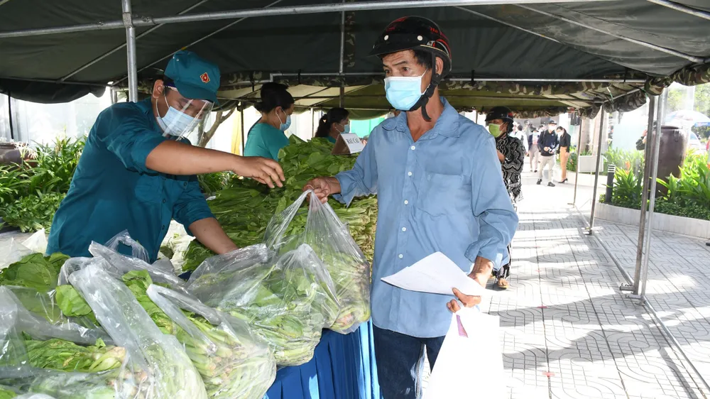Quân khu 7 tổ chức “Gian hàng 0 đồng” hỗ trợ người khó khăn ở quận Bình Tân