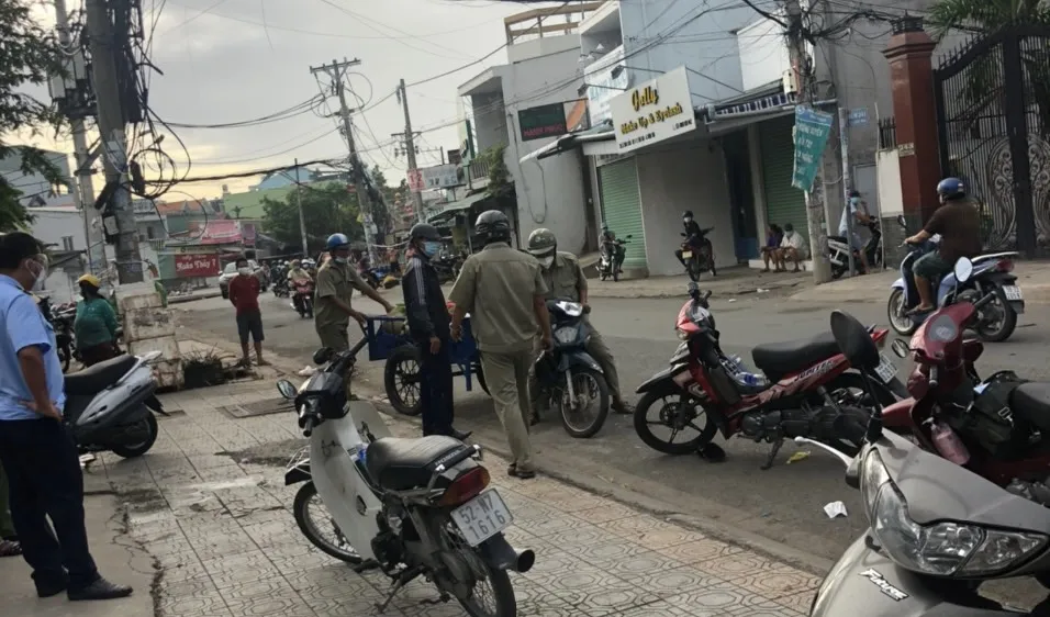Quận Bình Tân phạt 44 trường hợp không đeo khẩu trang, tụ tập đông người