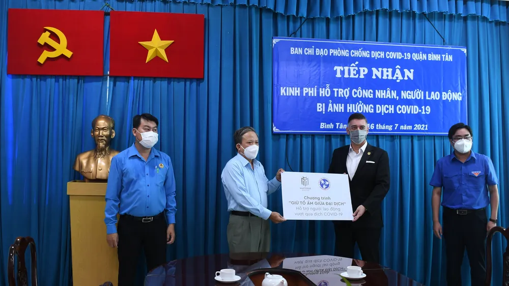 Hỗ trợ 2 tỷ đồng chăm lo công nhân, lao động quận Bình Tân