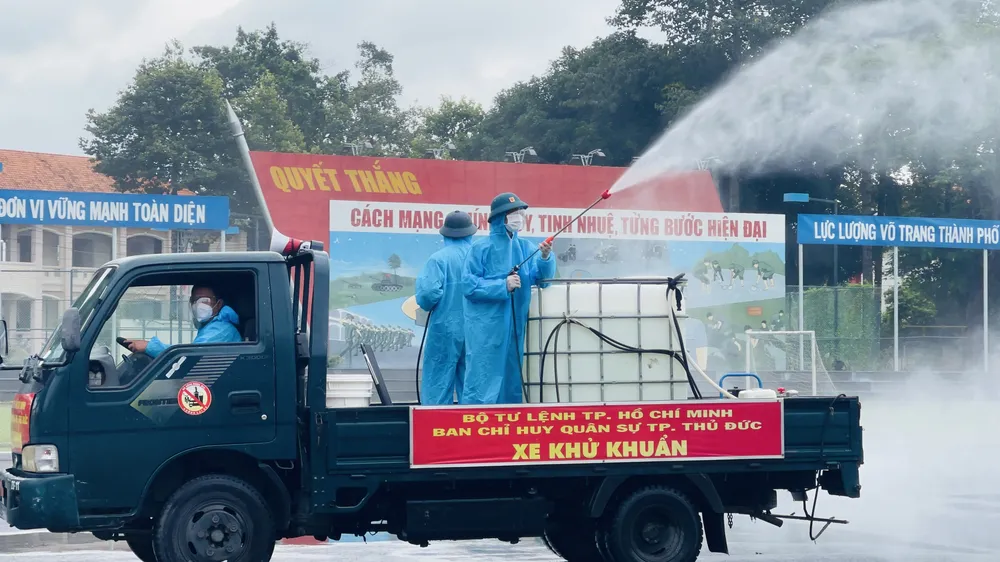 Gần 2.000 cán bộ chiến sĩ tham gia phun thuốc khử khuẩn trên toàn TPHCM