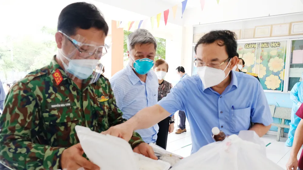 Bí thư Thành ủy TPHCM Nguyễn Văn Nên đi thăm, động viên F0 trong bệnh viện dã chiến