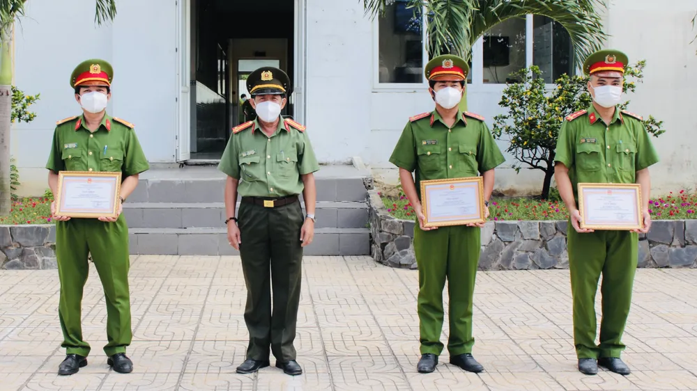 Cán bộ công an khống chế nam thanh niên ngáo đá, mắc Covid-19 đe doạ con tin