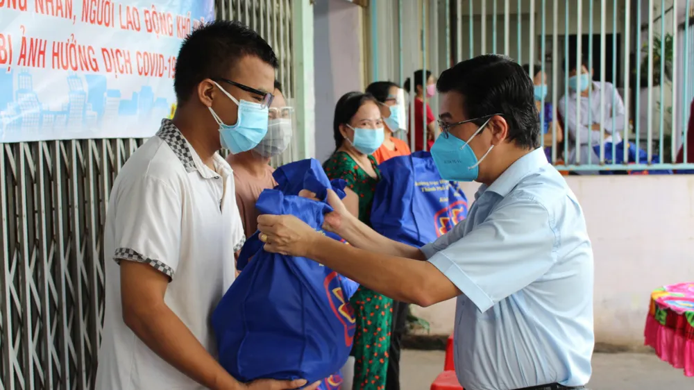 Đại biểu HĐND TPHCM trao tặng 10.000 phần quà đến công nhân, người lao động gặp khó khăn do dịch Covid-19