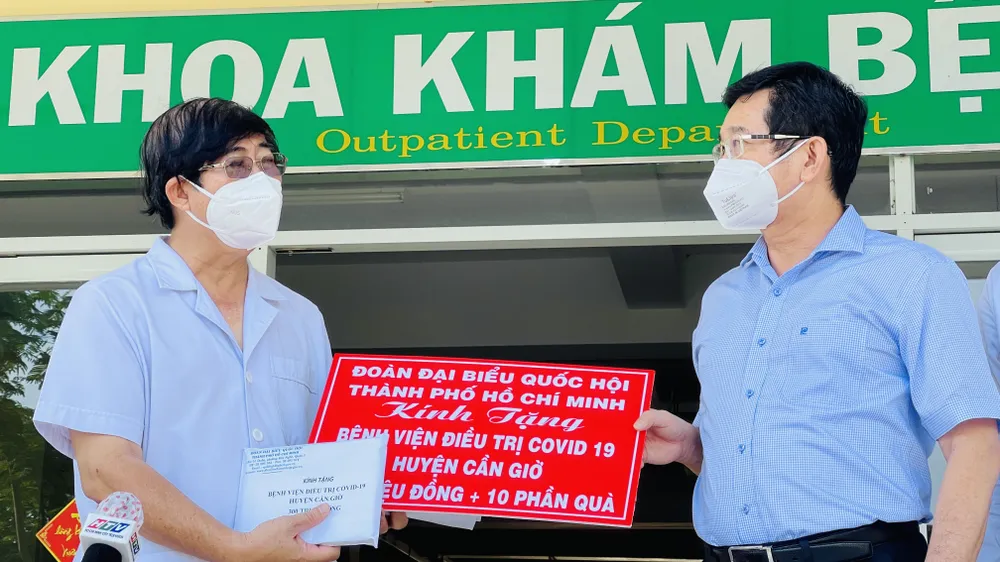 Đoàn đại biểu Quốc hội TPHCM thăm lực lượng tuyến đầu chống dịch Covid-19