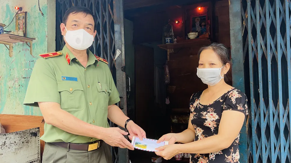 Trao gói an sinh, tặng quà cho người dân quận 10 khó khăn