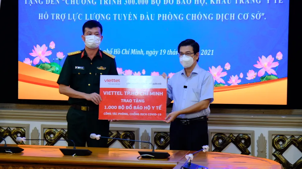 Chung tay góp sức cho chương trình 300.000 đồ bảo hộ, khẩu trang y tế của HĐND TPHCM