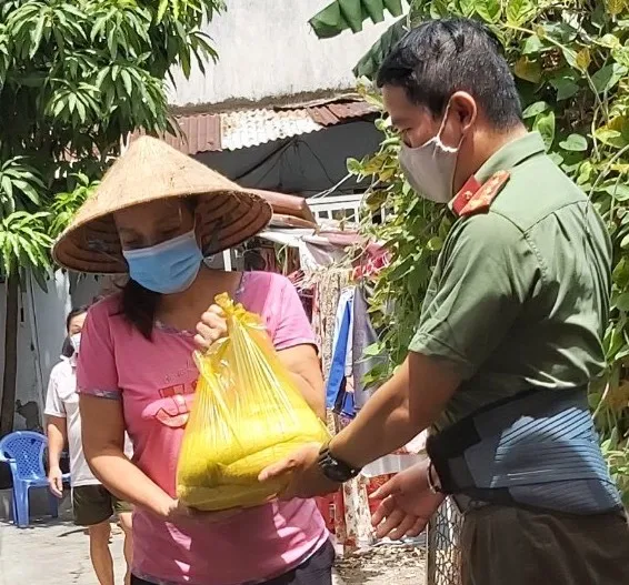 Công an TPHCM rà soát lập danh sách người dân khó khăn cần hỗ trợ