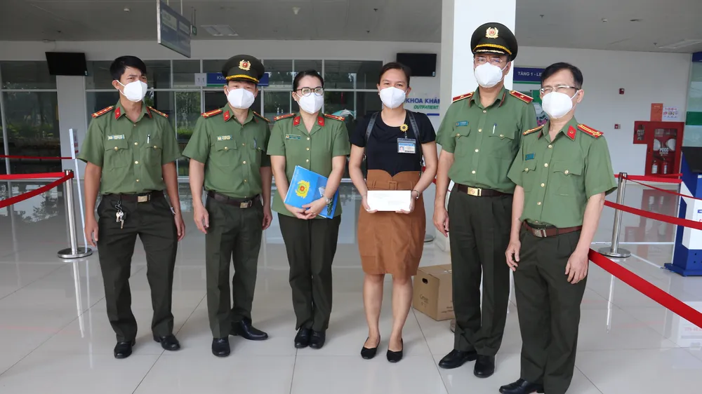 Thăm hỏi, động viên lực lượng tuyến đầu mắc Covid-19 khi làm nhiệm vụ
