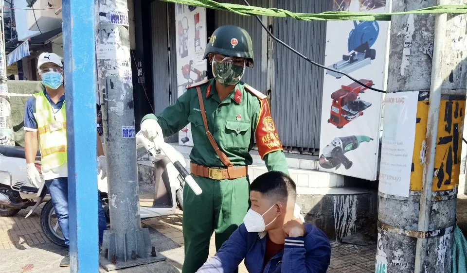 Chiến sĩ Trung đoàn Gia Định trực chốt kiểm soát bắt đối tượng tàng trữ ma tuý