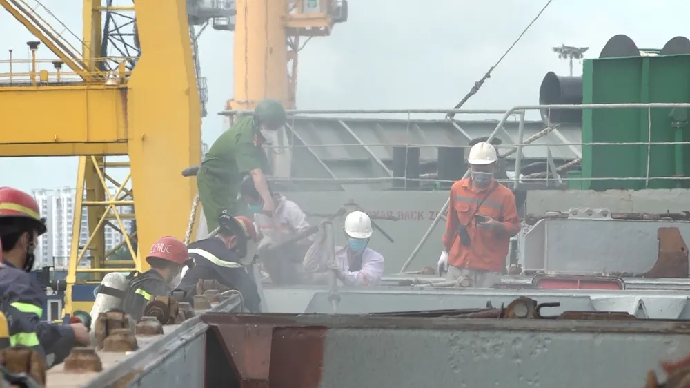 Tàu chở hàng nguyên liệu giấy neo tại Cảng Bến Nghé bốc cháy