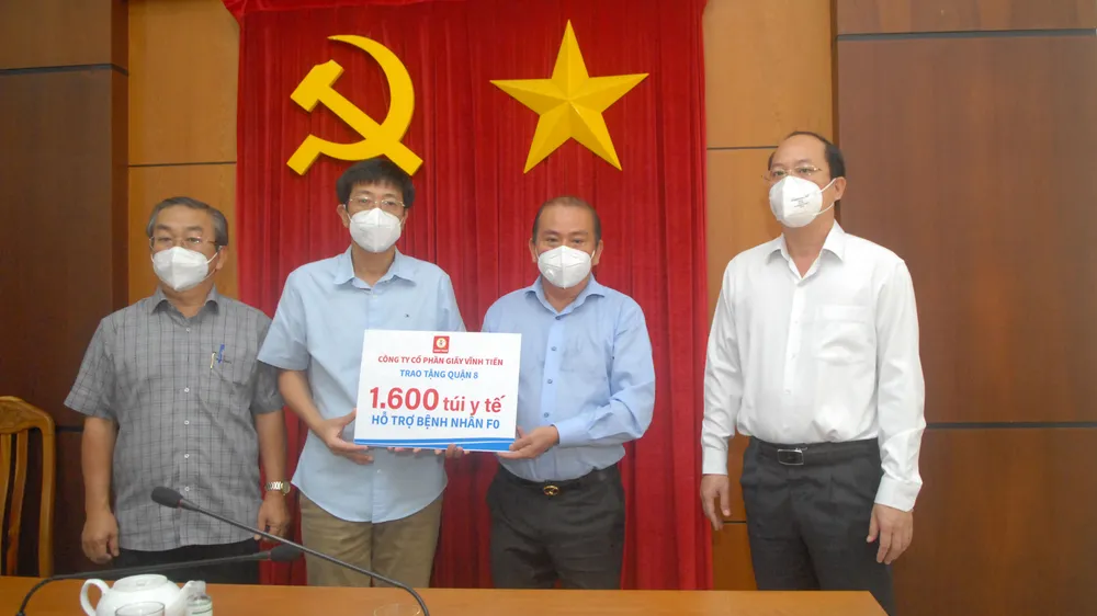 Phó Bí thư Thành ủy Nguyễn Hồ Hải chứng kiến UBND quận 8 nhận các túi thuốc hỗ trợ bệnh nhân F0. Ảnh: CAO THĂNG