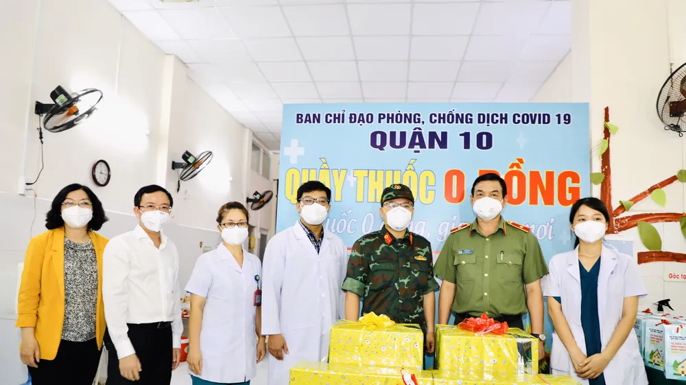 Giám đốc Công an TPHCM trao 1.000 phần thuốc điều trị cho F0 ở quận 10