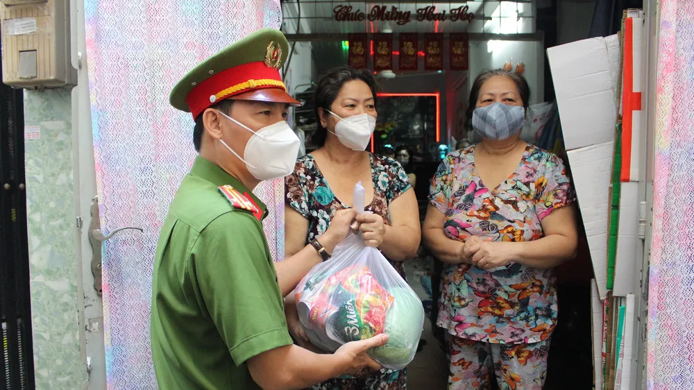 Công an TPHCM trao quà cho người dân gặp khó khăn