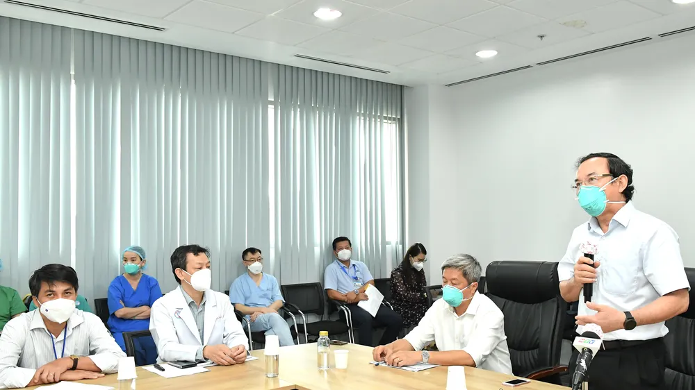 Bí thư Thành ủy TPHCM Nguyễn Văn Nên thăm Bệnh viện Hồi sức Covid-19. Ảnh: VIỆT DŨNG