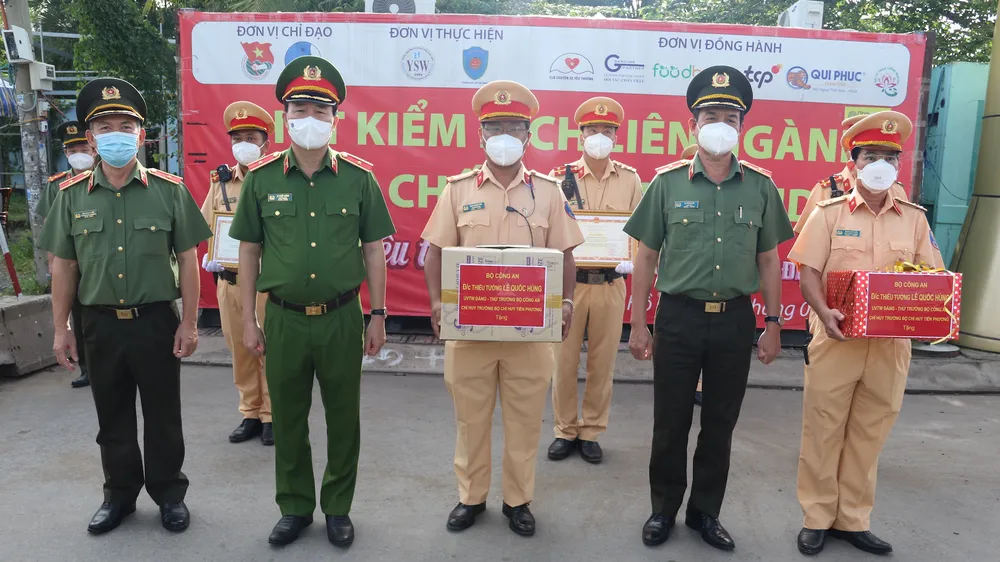 Chiến sĩ CSGT đưa người dân đi cấp cứu được Thủ tướng Chính phủ trao bằng khen