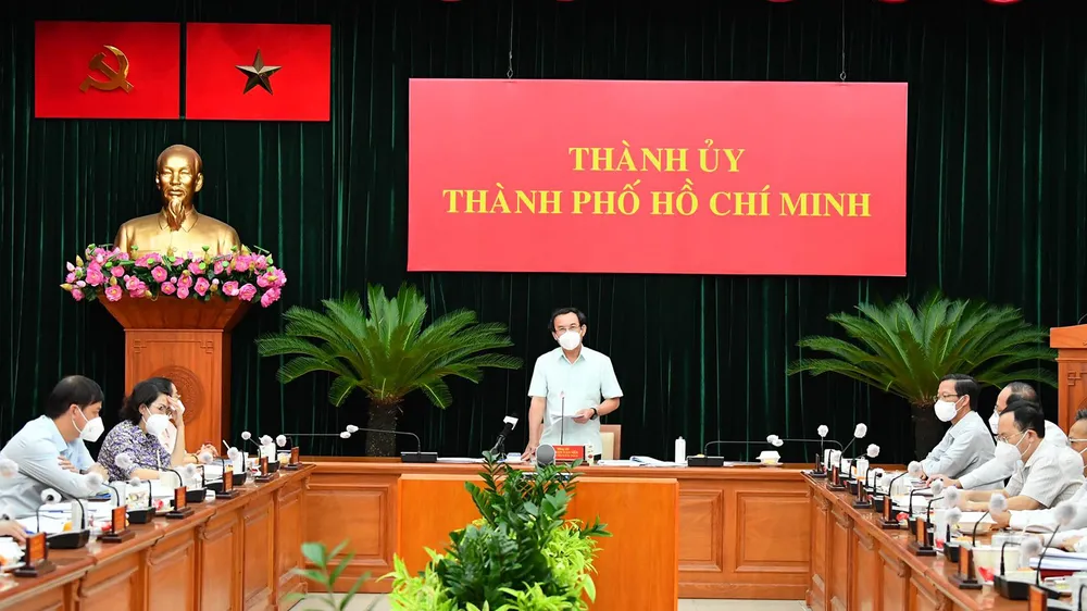 Ban Thường vụ Thành ủy TPHCM họp về kế hoạch, chiến lược phòng chống dịch và phục hồi kinh tế