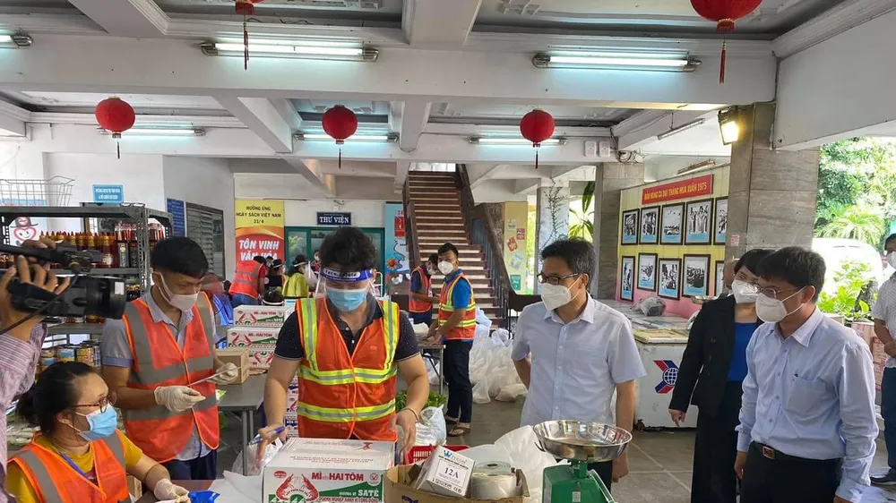 "Siêu thị dã chiến" tại Trung tâm Văn hóa quận 5. Ảnh TTVH Quận 5