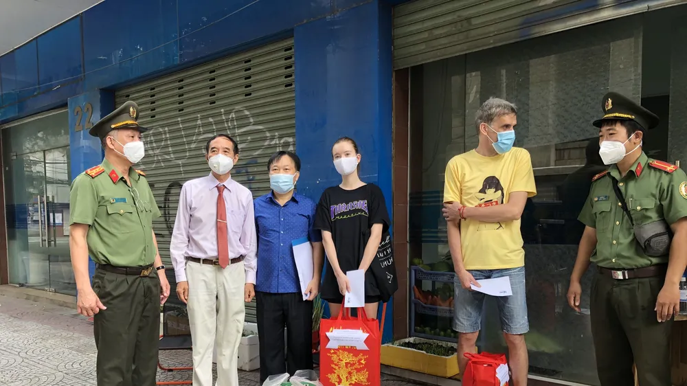 Công an TPHCM trao quà cho người nước ngoài bị ảnh hưởng dịch Covid-19