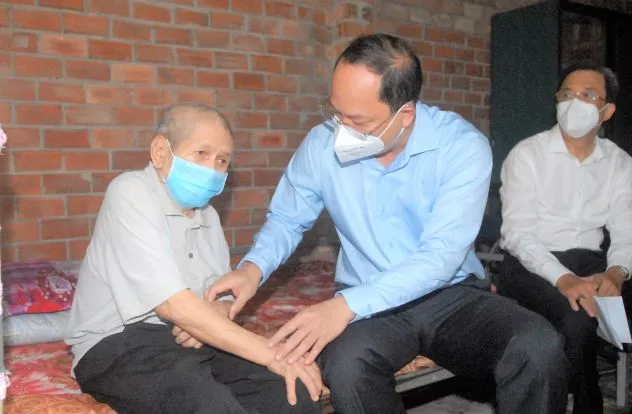 Lãnh đạo TPHCM thăm, tặng quà người cao tuổi