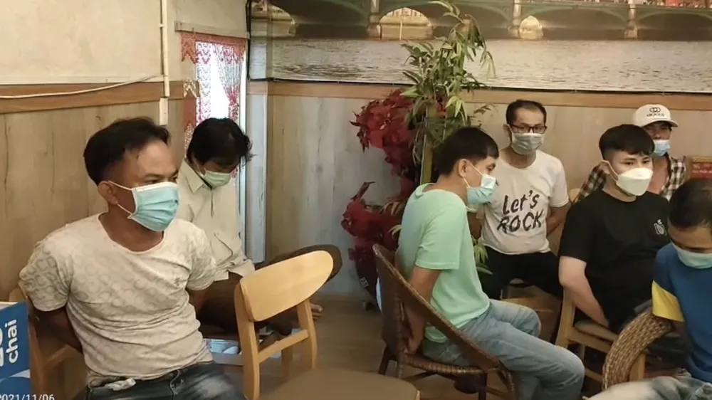 Phát hiện 2 ca dương tính SARS-CoV-2 trong quán cà phê tổ chức cá cược bóng đá
