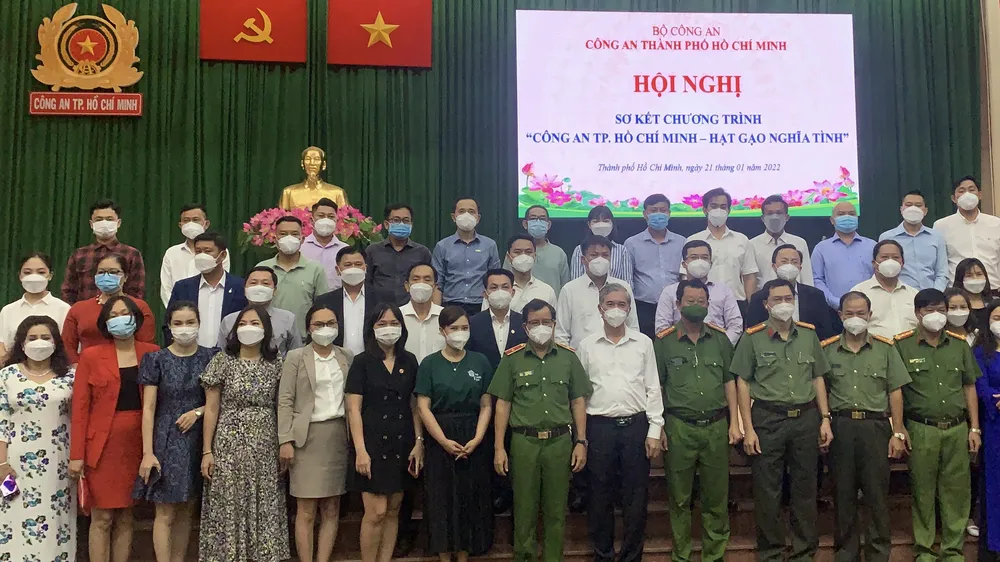 Công an TPHCM đưa gần 2.500 tấn gạo nghĩa tình đến người dân gặp khó khăn