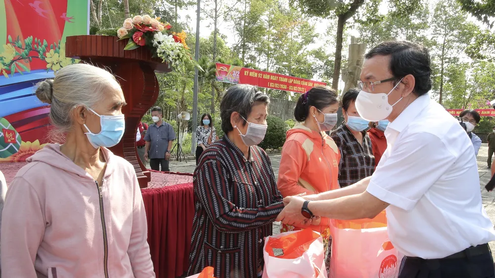 Bí thư Thành ủy TPHCM Nguyễn Văn Nên trao quà cho người nghèo, công nhân tại tỉnh Đồng Nai