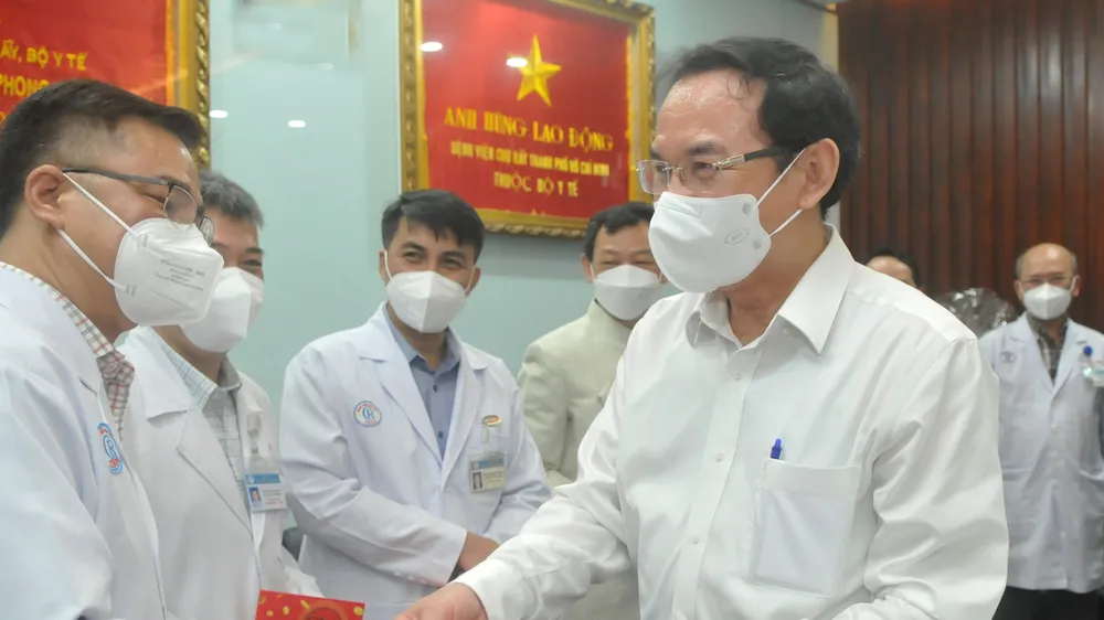 Bí thư Thành ủy TPHCM Nguyễn Văn Nên: Tri ân các bác tài lái xe cứu thương