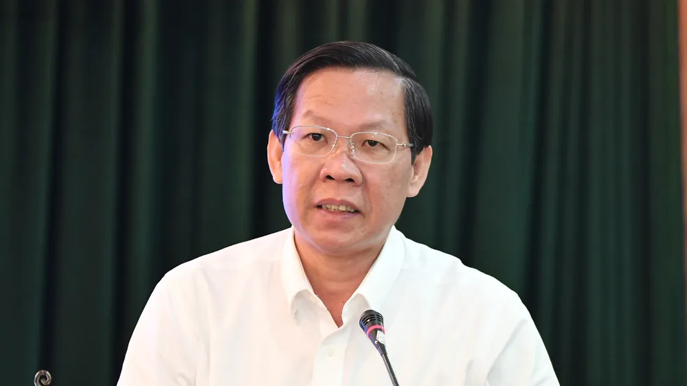 Chủ tịch UBND TPHCM Phan Văn Mãi phát biểu trong buổi họp mặt các giáo sư, phó giáo sư, thầy thuốc tiêu biểu. Ảnh: VIỆT DŨNG