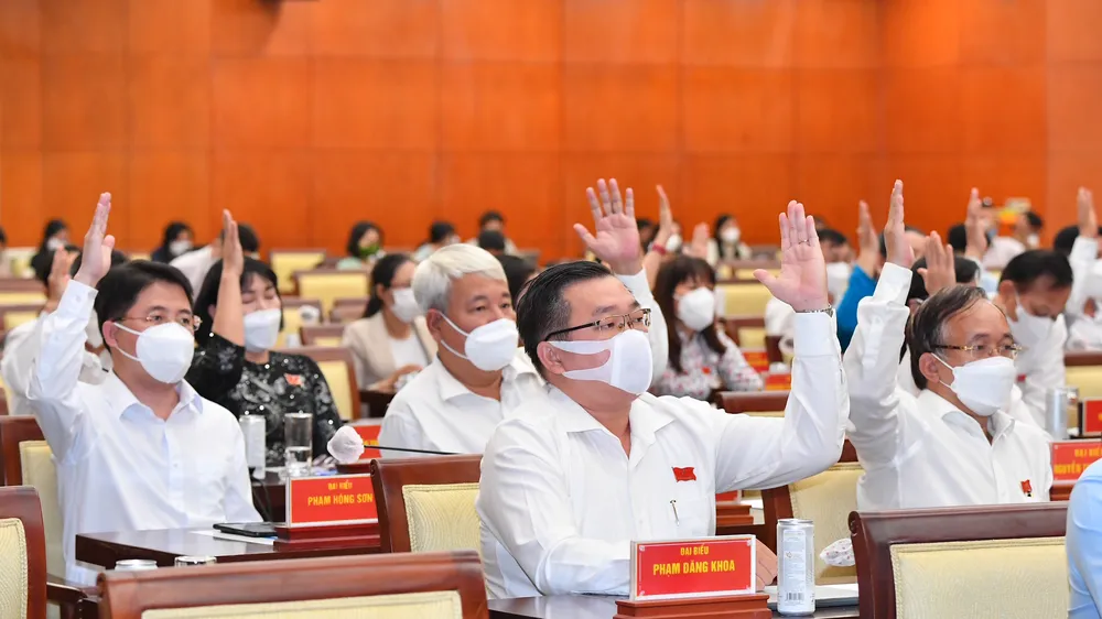 Các đại biểu HĐND TPHCM biểu quyết thông qua Nghị quyết kỳ họp. Ảnh: VIỆT DŨNG