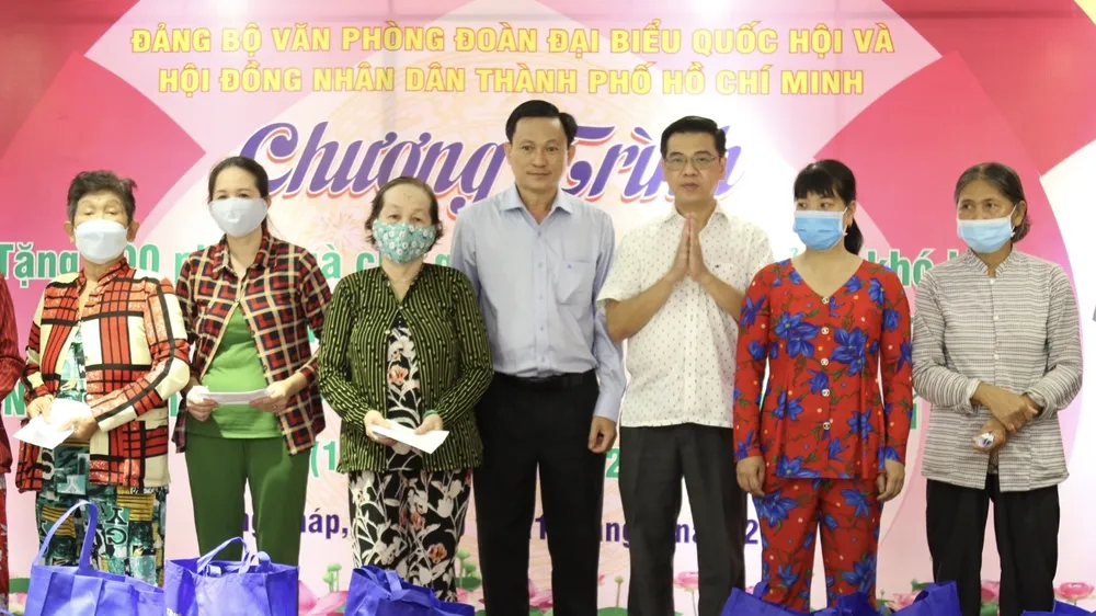 Văn phòng Đoàn ĐBQH và HĐND TPHCM trao 100 phần quà cho người dân khó khăn ở tỉnh Đồng Tháp