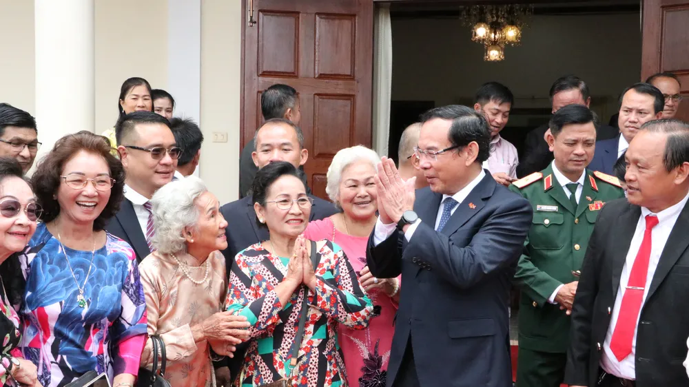 Cộng đồng người Việt tại Champasak vui mừng chào đón đồng chí Nguyễn Văn Nên đến thăm