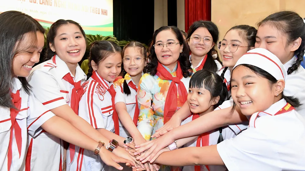 Trang bị cho thiếu nhi kỹ năng sàng lọc thông tin và biết chọn cái hay, cái tốt để học