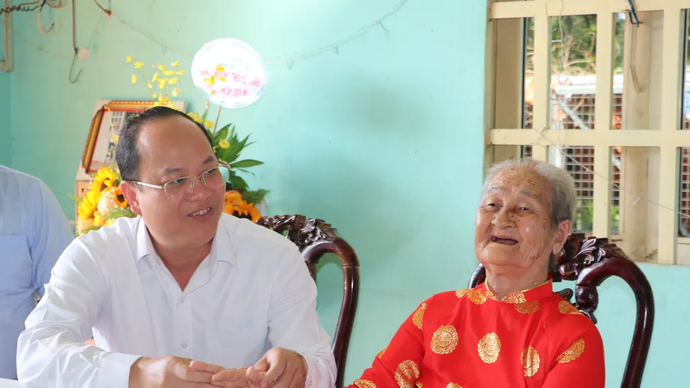 Phó Bí thư Thành ủy TPHCM Nguyễn Hồ Hải thăm, mừng thọ Mẹ Việt Nam Anh hùng