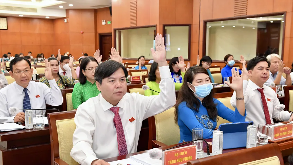 Các đại biểu HĐND TPHCM biểu quyết thông qua nghị quyết kỳ họp. Ảnh:VIỆT DŨNG